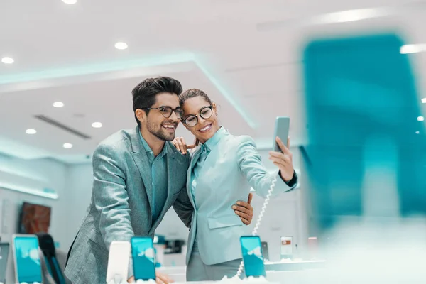 Joven Pareja Multicultural Atractiva Vestida Elegante Tomando Selfie Con Nuevo — Foto de Stock