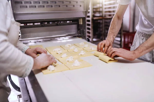 Пекарі Одягнені Чисту Білу Уніформу Роблять Листкове Тісто Сиром Стоячи — стокове фото