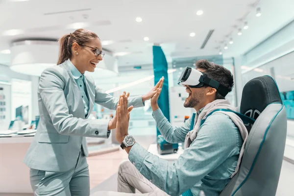 Hombre Raza Mixta Sorprendido Sentado Silla Probando Tecnología Mujer Pie — Foto de Stock