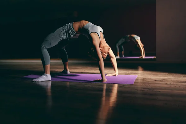 Enfocado Forma Morena Ropa Deportiva Haciendo Pose Puente Alfombra Gimnasio — Foto de Stock