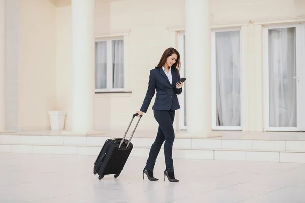 Young Smiling Caucasian Businesswoman Dressed Smart Casual Pulling Luggage Using — Stock Photo, Image