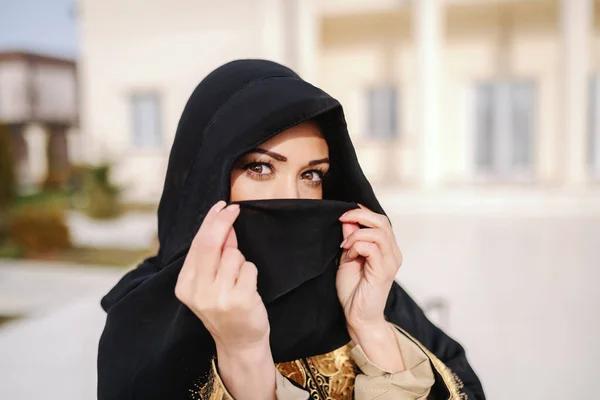 Tutup Wanita Muslim Cantik Menutupi Wajahnya Dengan Syal Sambil Berdiri — Stok Foto