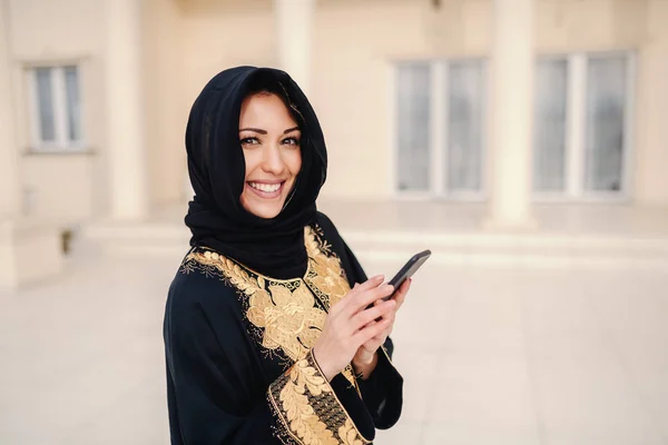 Potret Menawan Tersenyum Muslim Wanita Berpakaian Tradisional Memakai Telepon Pintar — Stok Foto