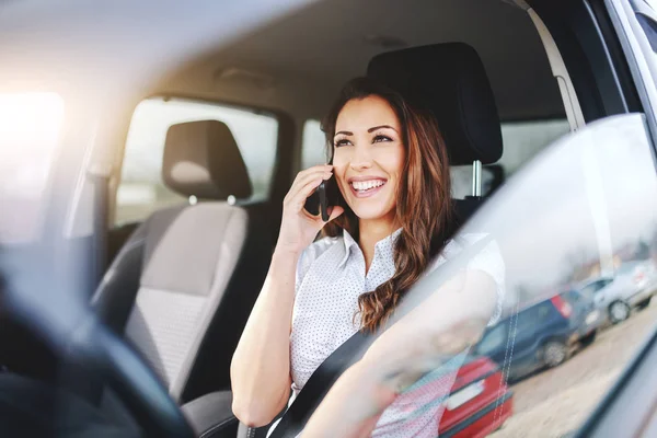 Όμορφη Χαμογελαστή Μελαχρινή Ντυμένος Κομψή Μιλάει Στο Τηλέφωνο Ενώ Οδήγηση — Φωτογραφία Αρχείου
