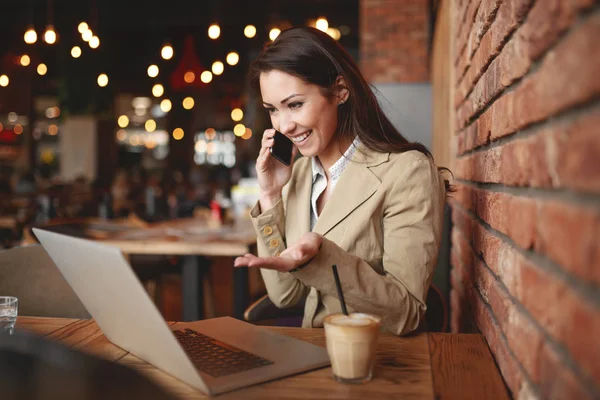 Atractiva Mujer Negocios Sentada Café Amigable Trabajo Uso Teléfono Inteligente —  Fotos de Stock