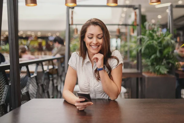 Retrato Hermosa Morena Caucásica Sentada Cafetería Leyendo Mensaje Teléfono Inteligente — Foto de Stock