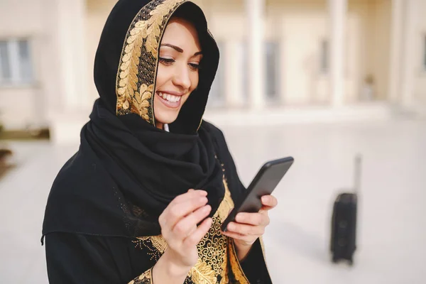 Portret Van Charmante Lachende Moslim Vrouw Gekleed Traditionele Slijtage Met — Stockfoto