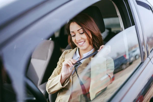 Linda Morena Caucasiana Vestida Inteligente Casual Sentado Seu Carro Apertando — Fotografia de Stock