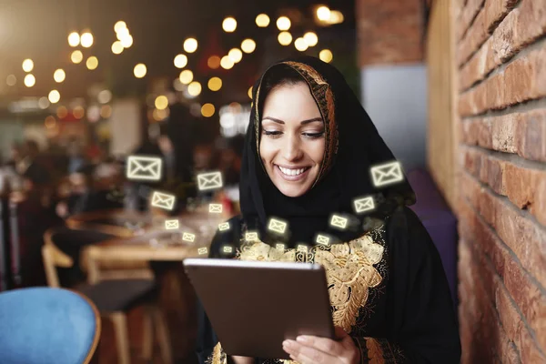 Mulher Muçulmana Bonita Com Sorriso Dente Vestido Desgaste Tradicional Usando — Fotografia de Stock