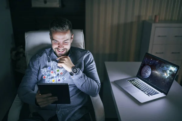 Jonge Lachende Blanke Bebaarde Werknemer Die Tablet Gebruikt Voor Sociale — Stockfoto