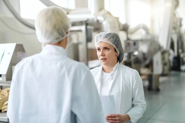 Mulher Caucasiana Uniforme Estéril Segurando Papelada Conversando Com Empregado Enquanto — Fotografia de Stock