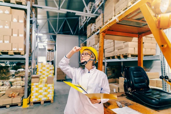 Jovem Caucasiano Empregado Uniforme Branco Capacete Proteção Com Pasta Mão — Fotografia de Stock