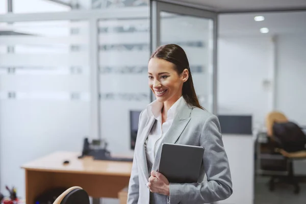 Vackra Kaukasiska Brunett Formella Slitage Stående Office Med Tablett Händerna — Stockfoto