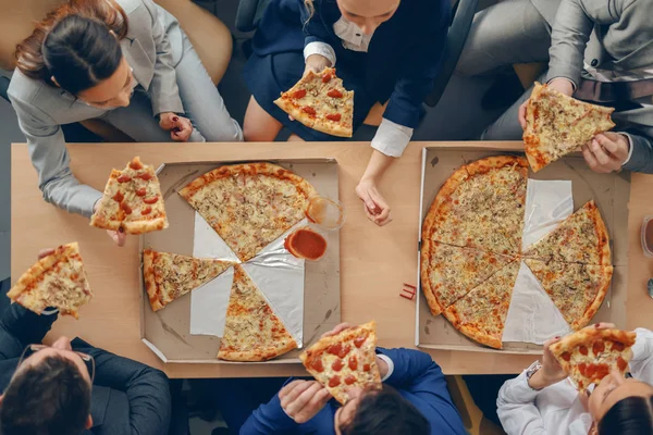 Vista Superior Gente Negocios Ropa Formal Sentada Mesa Comiendo Pizza — Foto de Stock