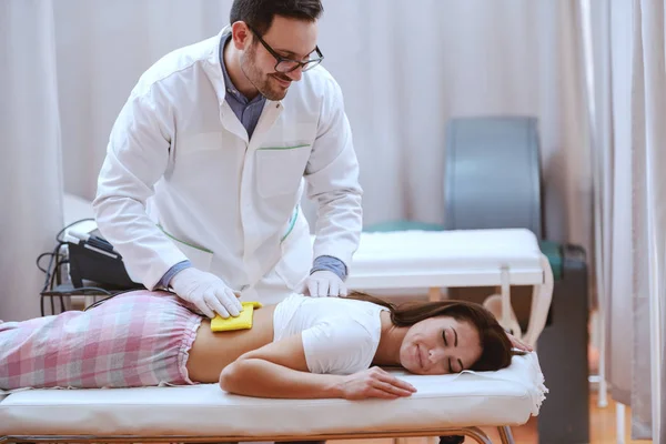 Jovem Sorridente Médico Caucasiano Uniforme Branco Dando Tratamento Ortopédico Paciente — Fotografia de Stock