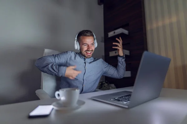 Šťastný Mladý Nezávislý Pracovník Sluchátkách Uších Fandí Krásně Vykonané Práci — Stock fotografie