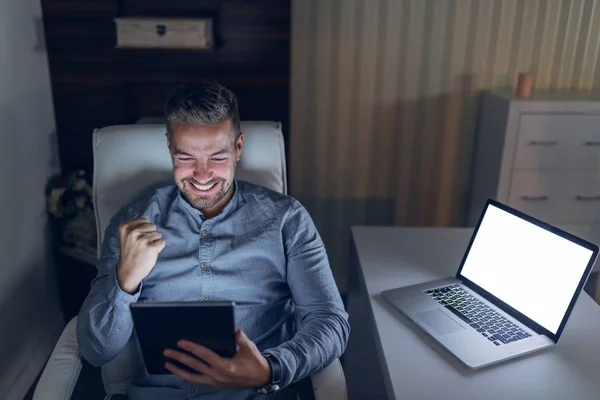 Feliz Joven Guapo Freelancer Sosteniendo Tableta Animando Por Trabajo Bien — Foto de Stock