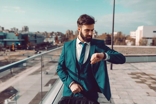 Joven Hombre Negocios Caucásico Barbudo Ropa Formal Pie Azotea Mirando — Foto de Stock