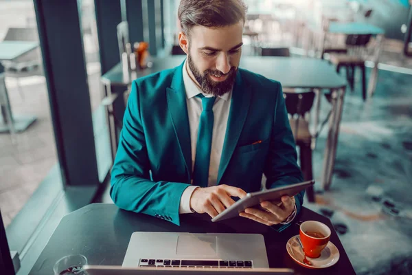 Young Smiling Ambitious Bearded Caucasian Businessman Formal Wear Sitting Cafe — Stock Photo, Image