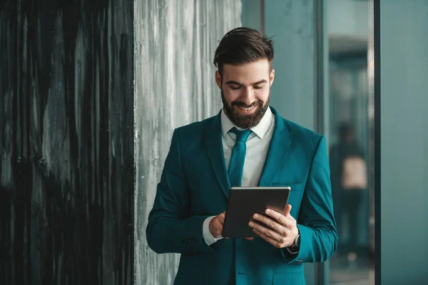 Vrolijke Kaukasische Zakenman Formele Slijtage Met Behulp Van Tablet Terwijl — Stockfoto