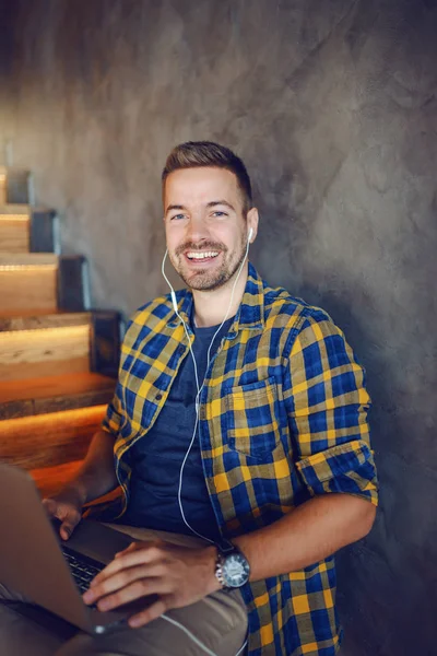 Homem Bonito Caucasiano Sorridente Camisa Xadrez Sentado Escadas Café Usando — Fotografia de Stock