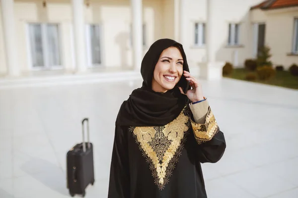 Retrato Una Hermosa Mujer Musulmana Ropa Tradicional Usando Teléfono Inteligente — Foto de Stock