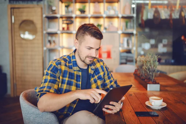 Bonito Homem Caucasiano Sorridente Camisa Xadrez Sentado Café Usando Tablet — Fotografia de Stock
