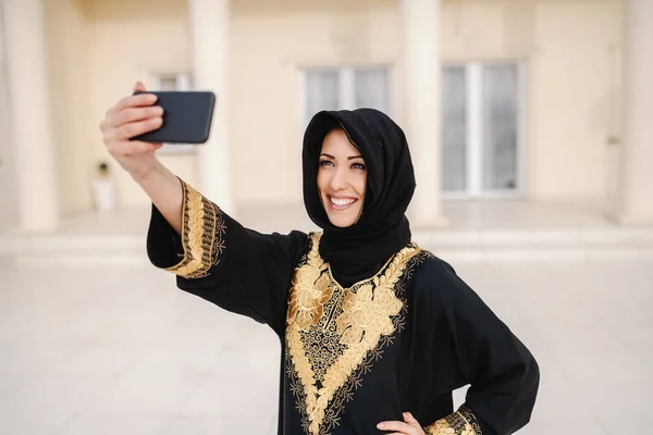 Mulher Muçulmana Encantadora Desgaste Tradicional Frente Sua Casa Tomando Selfie — Fotografia de Stock