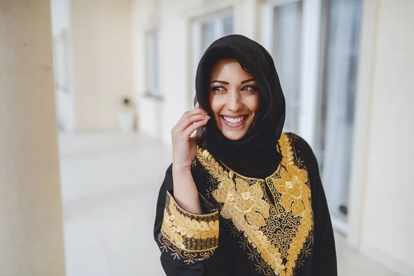 Portrait Charming Smiling Muslim Woman Dressed Traditional Wear Using Smart — Stock Photo, Image