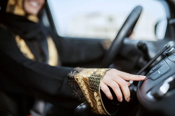 Close Van Moslim Vrouw Gekleed Traditionele Slijtage Rijden Auto Veranderende — Stockfoto