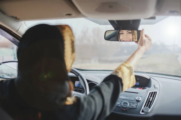 Muhteşem Müslüman Kadın Arabasında Dikiz Aynası Ayarlıyor — Stok fotoğraf
