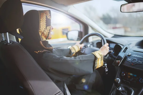 Prachtige Lachende Moslim Vrouw Gekleed Traditionele Slijtage Rijden Haar Auto — Stockfoto