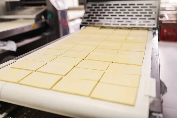 Primer Plano Masa Cortada Los Cuadrados Preparación Del Concepto Pastelería —  Fotos de Stock