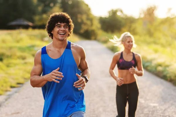 Engagiertes Lächelndes Paar Läuft Sonnigem Sommertag Wald — Stockfoto