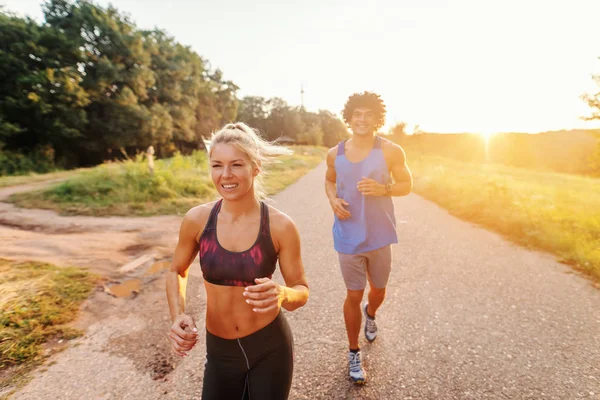 Feliz Pareja Deportiva Preparándose Para Maratón Naturaleza Día Soleado Verano — Foto de Stock