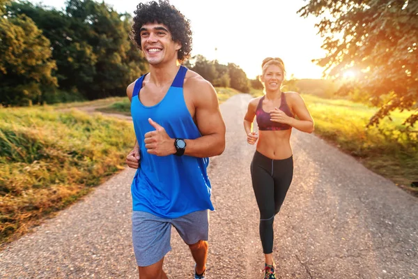 Glückliches Sportliches Paar Das Sich Der Natur Auf Den Marathon — Stockfoto
