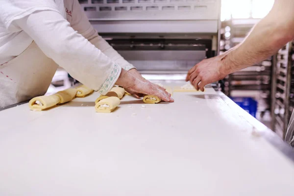 Beyaz Fırıncılar Bakehouse Ayakta Iken Peynir Ile Puf Böreği Yapma — Stok fotoğraf