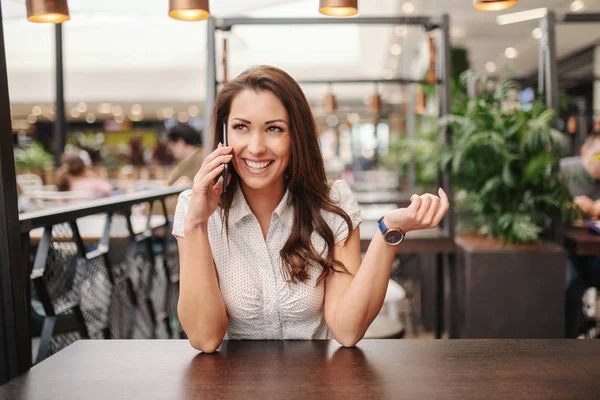 Linda Morena Branca Sorridente Sentada Café Conversando Telefone Inteligente — Fotografia de Stock