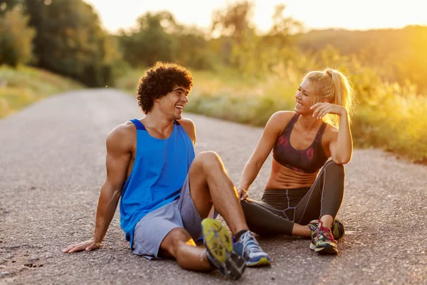 Lächelnd Schönes Sportliches Liebespaar Sitzt Auf Der Landstraße Und Ruht — Stockfoto