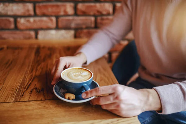 Nahaufnahme Eines Kaukasischen Mannes Der Morgens Der Cafeteria Kaffee Trinkt — Stockfoto