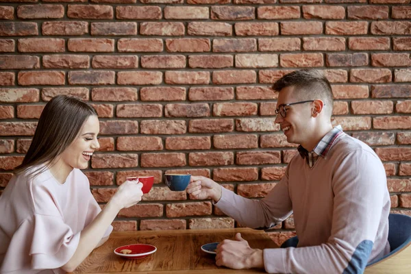 Attraktive Fröhliche Kaukasische Paar Elegant Gekleidet Sitzt Der Cafeteria Und — Stockfoto