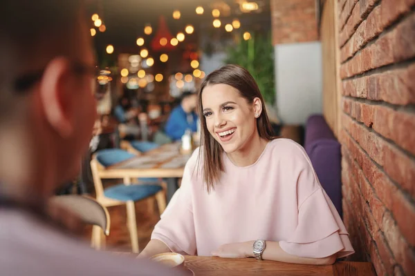 Wunderschöne Kaukasische Brünette Sitzt Mit Ihrem Freund Restaurant Und Trinkt — Stockfoto