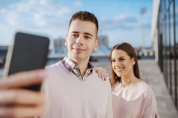 Cute Cheerful Caucasian Couple Standing Outdoors Taking Selfie — Stock Photo, Image