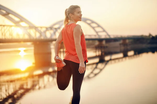 Söt Kaukasiska Blond Kvinna Sportkläder Stretching Benet Vid Floden Det — Stockfoto