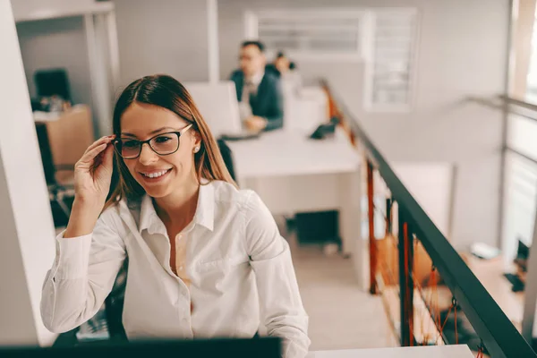 Усміхнений Жіночий Підприємець Офіційному Зносу Окуляри Працюють Офісі — стокове фото