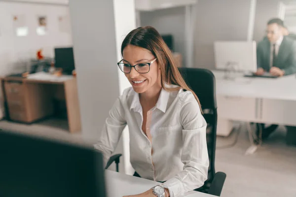 Jeune Secrétaire Caucasien Chemise Avec Des Lunettes Utilisant Ordinateur Pour — Photo