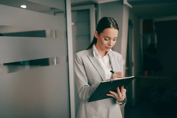 Femme Affaires Réussie Caucasienne Tenue Formelle Debout Lobby Dans Entreprise — Photo