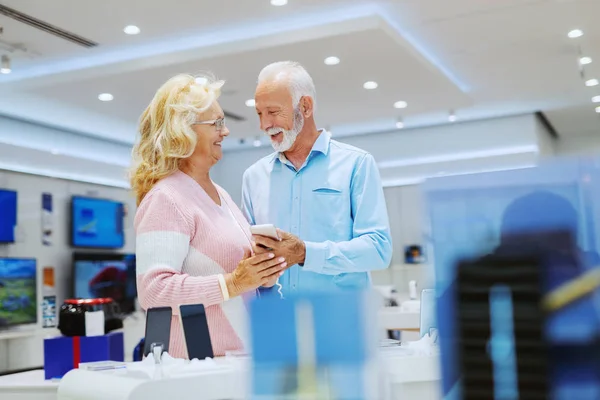 Carino Sorridente Coppia Anziana Piedi Nel Negozio Tecnologia Scelta Nuovo — Foto Stock