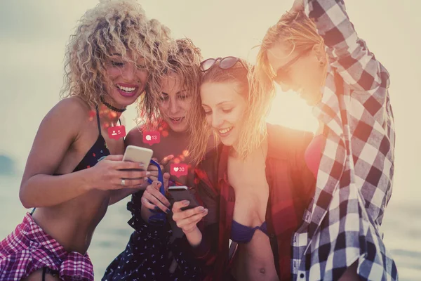 Grupo Mulheres Olhando Para Smartphones Praia — Fotografia de Stock