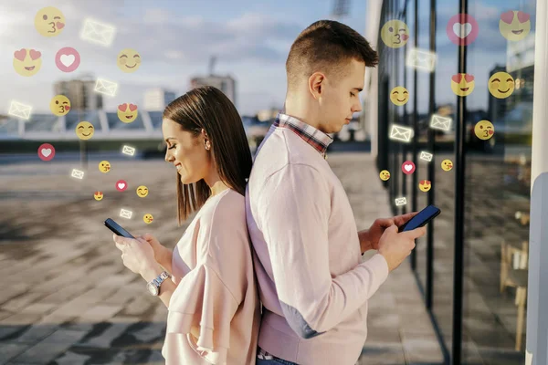 Casal Jovem Volta Para Trás Telhado Usando Telefones Inteligentes Para — Fotografia de Stock